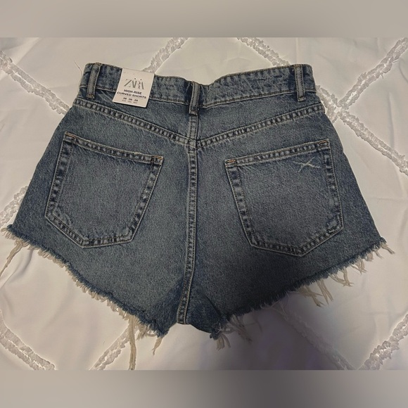 Zara High Waisted Ripped Curved Denim Shorts in Size US Women’s 6 (BNWT) - Picture 4 of 6